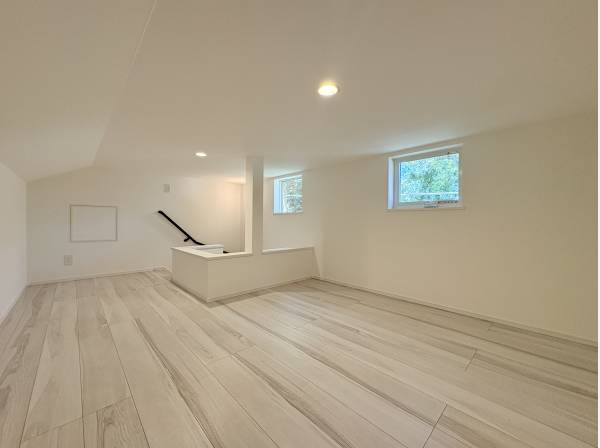 小屋裏収納があるので、多用な物を収納できお部屋をスキッリ保てます。