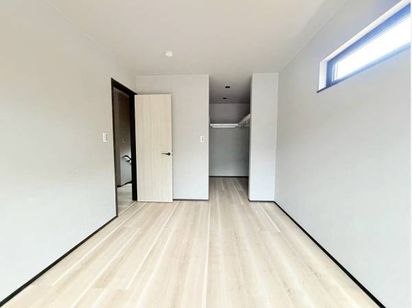 広々とした居室にはクローゼット収納や大容量のWICも！