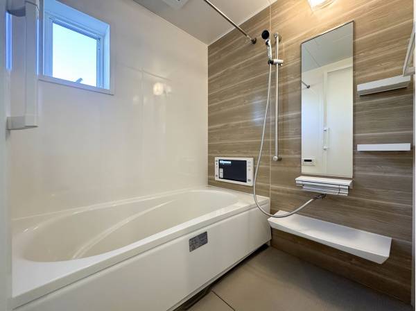 TVモニター付きの浴室でのんびりとしたバスタイムを