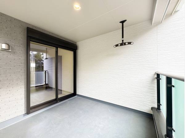 テーブルを置いてランチや読書を愉しめそうな広々としたインナーバルコニー