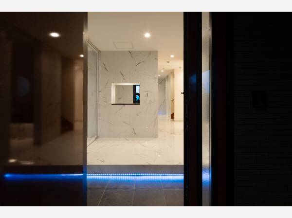 玄関はフットライトが明るく照らしてくれます