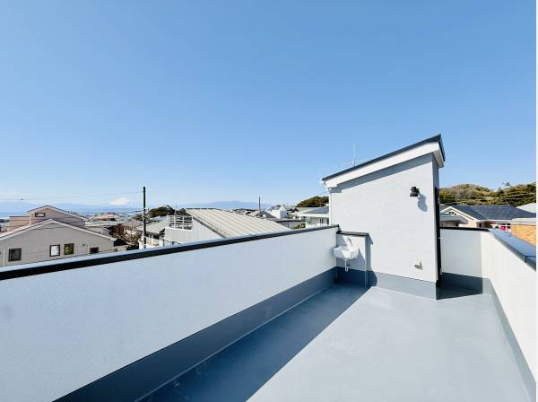空を近くに感じるルーフバルコニ