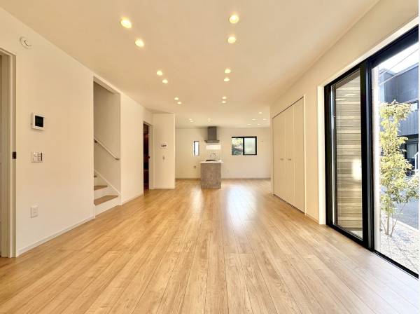 家族が自然と集う開放感あふれる広々LDK空間。