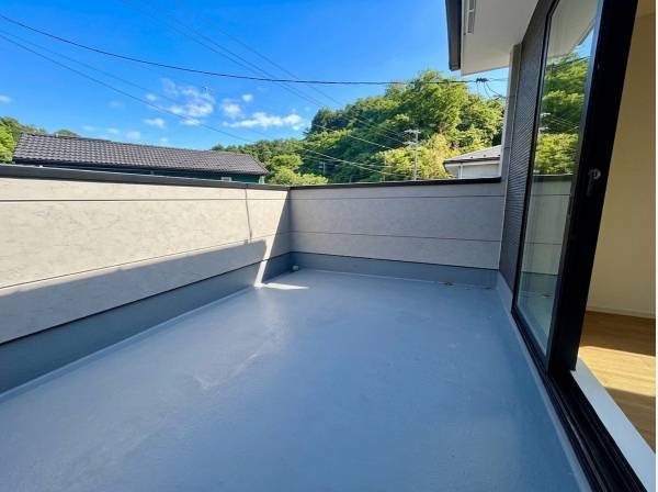 ２階にはバルコニーがあり、開放感がありますよ！