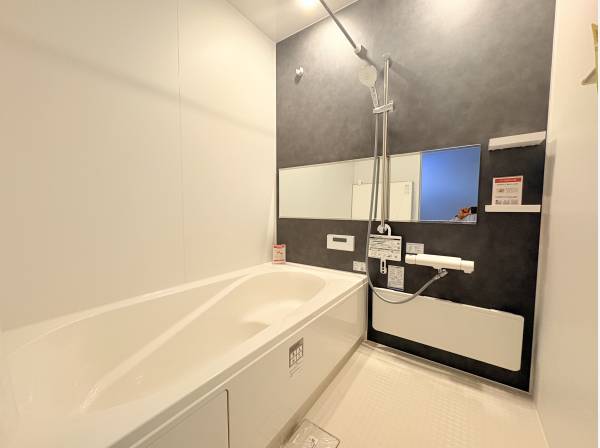 ダークトーンのパネルがお洒落な浴室。浴室乾燥暖房機付きで快適です