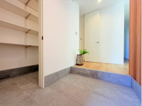 広々エントランスには大容量のSICも備えております！