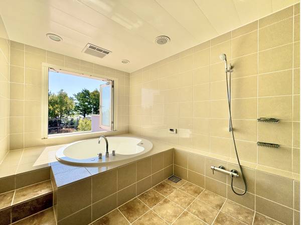 石目が織りなす洗練されたラグジュアリーバスからも海が望めます。