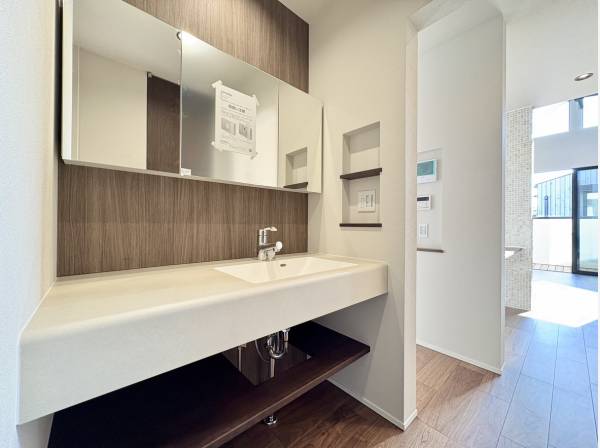 リビングと繋がるパウダールーム