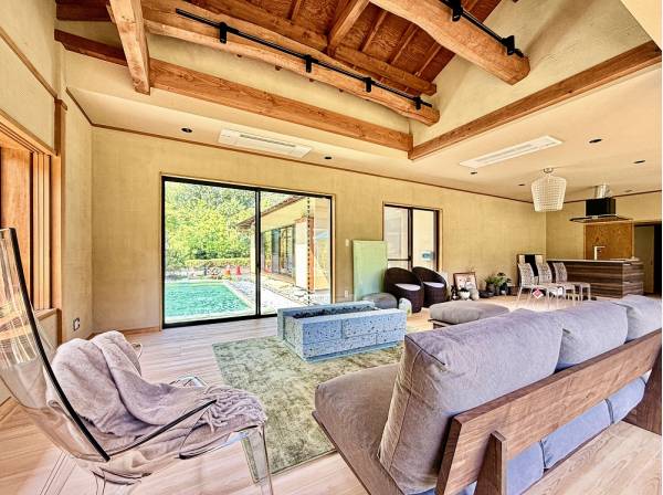 重厚な梁はそのままに室内は機能的な洋室へとリノベーションされました