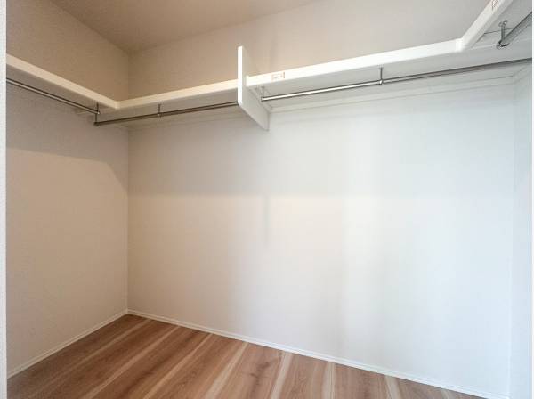 奥行きのあるWICは季節家電などもスッキリ収納できそう