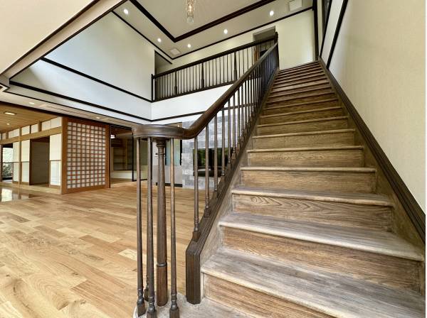 2階へと続く素敵な階段