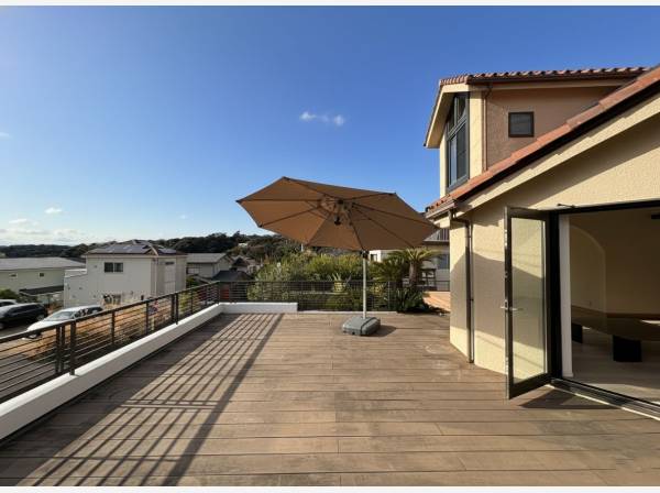 アウトドアリビングとなる大型ウッドデッキ