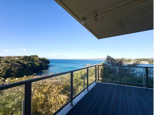 約64㎡のテラスから広がる美しい海と緑のコントラスト