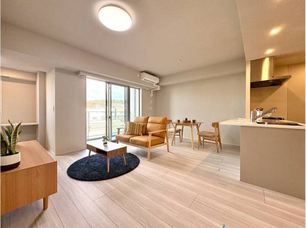 田越川のゆらぎを日常に。バルコニーからリバービューを望む開放的なリビン