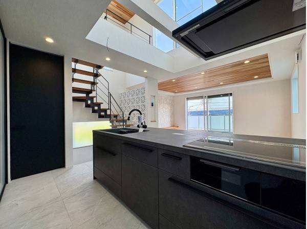視線は空へ…開放感の中に宿る美しいブラックキッチン