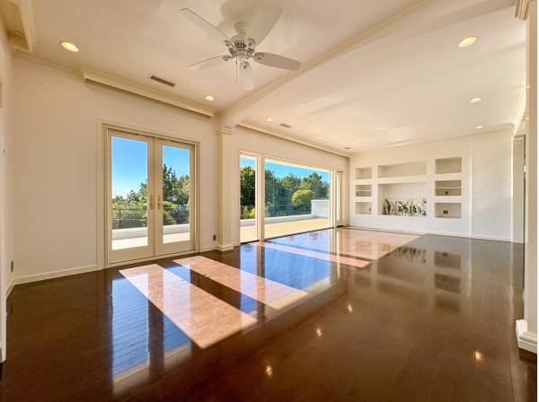 約２５帖もの広さを誇るリビング。造作の収納棚も完備