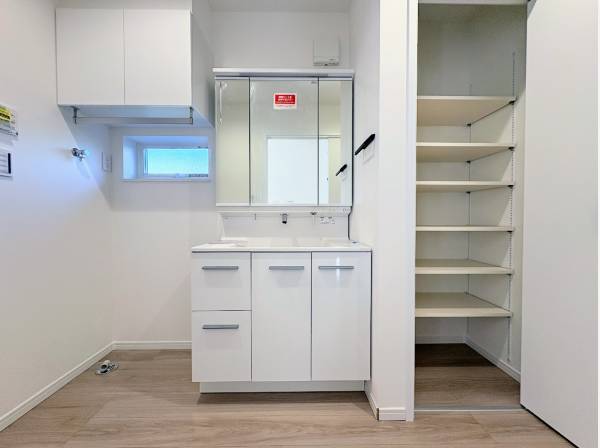 パントリーも完備したサニタリールーム