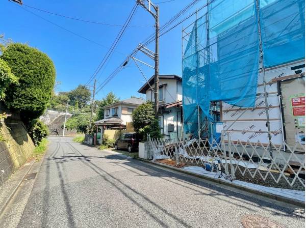 前面道路は幅員約5mの公道。車の出し入れもスムーズにおこなえます