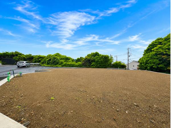 色濃い緑に包まれた穏やかな住環境。葉山らしい自然が身近です。