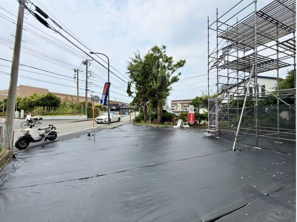 前面道路は広く、駐車も大きなお車でも問題なしです！