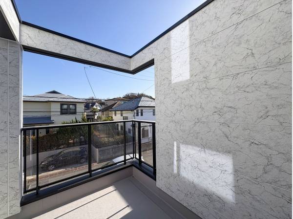 リビングの一部のようなデザイン性のあるバルコニー