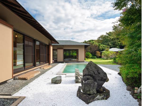 大型のプール(7.0m×3.0m)は周囲からの目線が気になりません