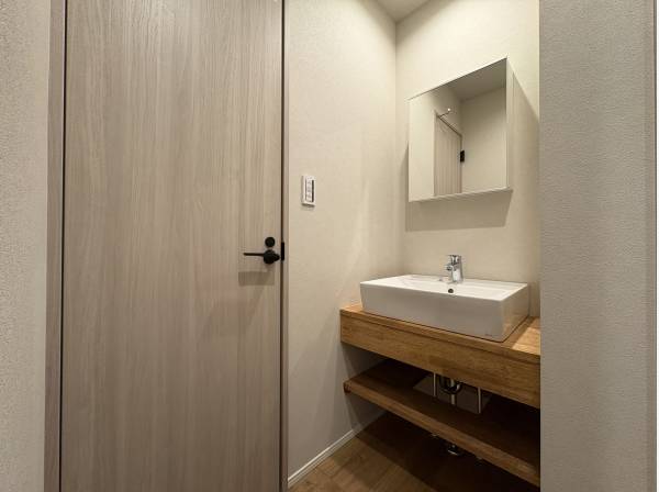 トイレの横に洗面所があります。