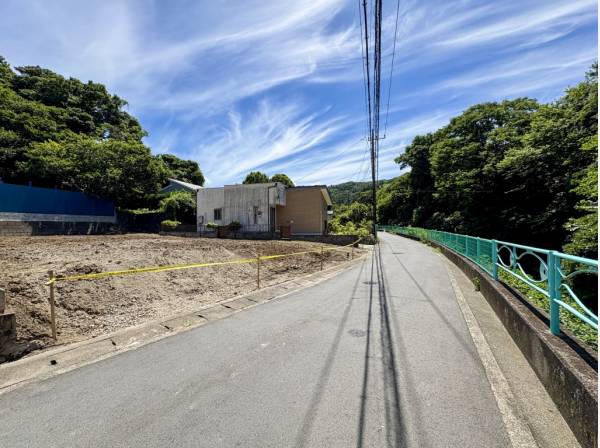周辺には高い建物がなく青空が広がります