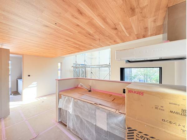 板張り天井が気の温もりとおしゃれ空間を演出します！