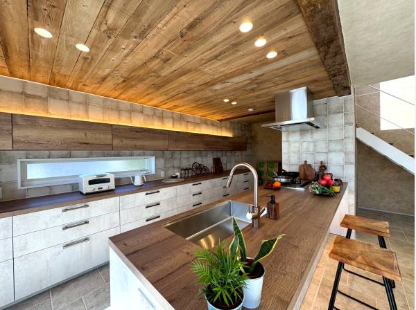 素材感が美しいアイランドキッチン空間