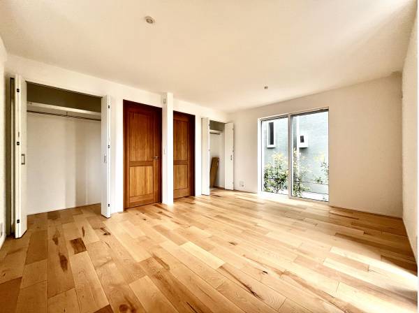 将来的に２部屋に区切ることも可能な洋室