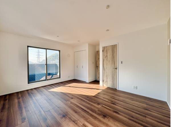 室内は飽きのこないシンプルモダンな仕上げ