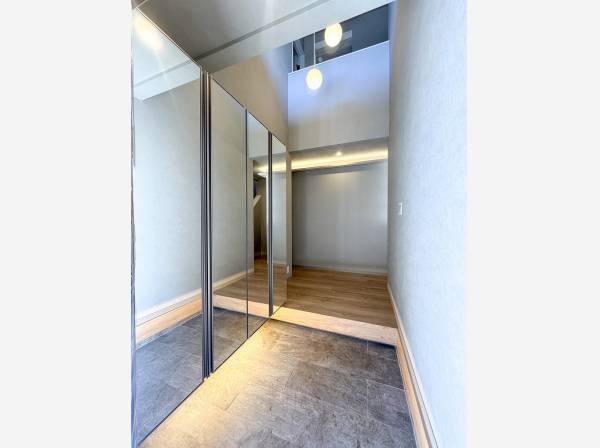 全面ミラーのシューズボックスが空間を広く見せてくれます