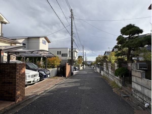 前面道路は約5mあり、車の出入りもスムーズ