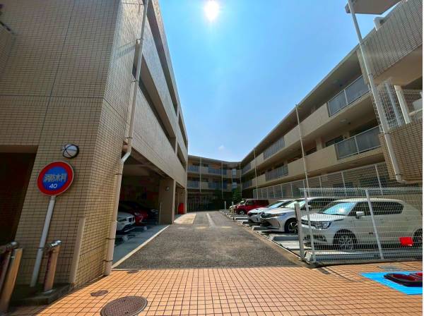 マンション外観でございます
