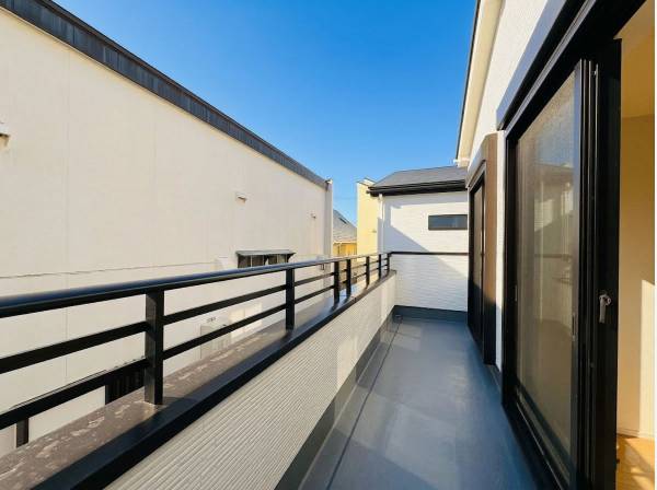 リビングの先にはワイドバルコニー