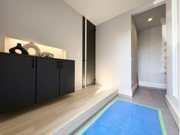 玄関エントランスにはシューズインクローゼットを完備