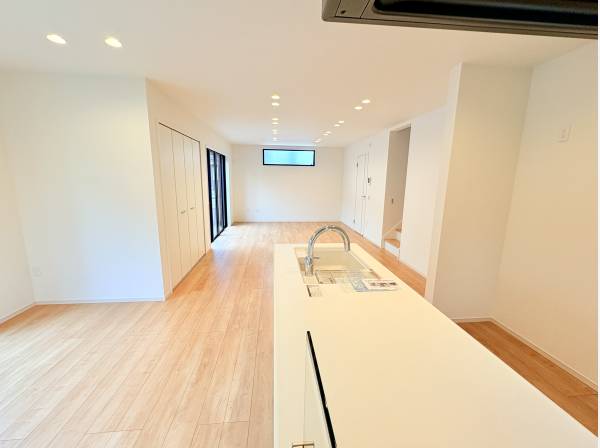 ダウンライトがお洒落！広々とした開放感あふれるLDK