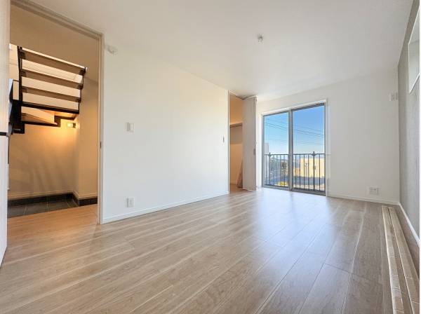 WICのある約8帖のお部屋は1階とは思えない開放感