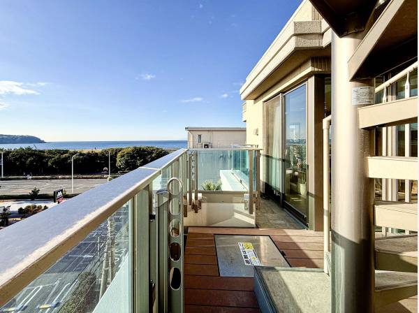 陽当たりの良いバルコニーは南東向きで江の島方面を望みます