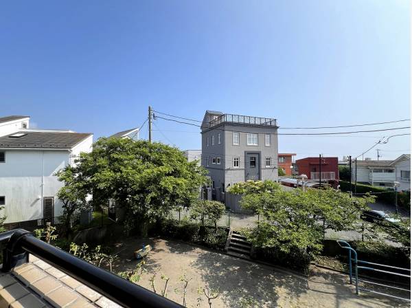 バルコニー正面の建物とは距離があり開放的