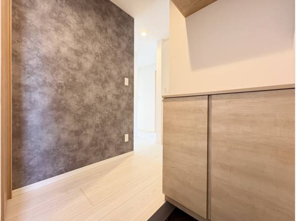 玄関開けたらお洒落なアクセントクロスがお出迎え♪