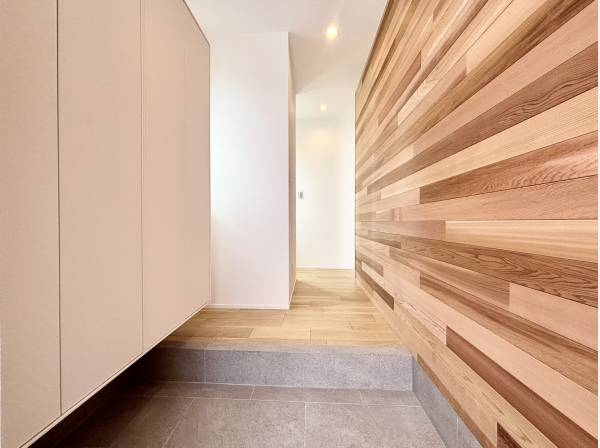 玄関の温かい木の温もりを感じます。