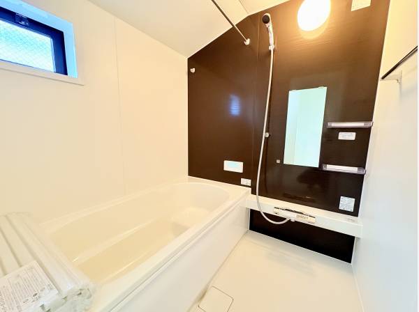 ブラウンのパネルが落ち着く、一日の疲れを癒すリラックスバスルーム