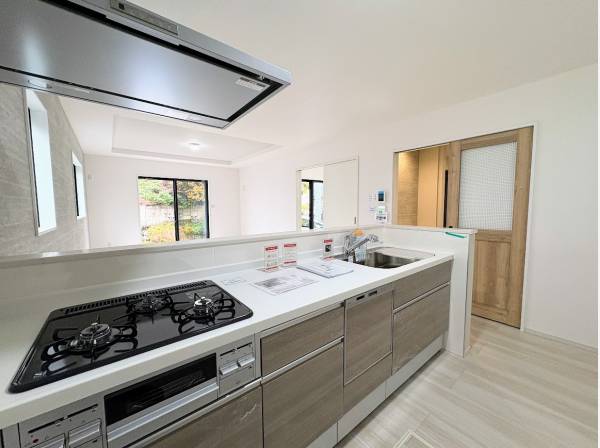 家族との会話が弾む対面式キッチン