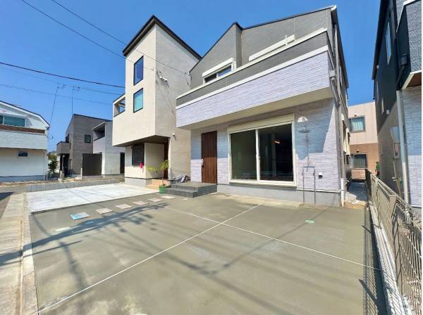 閑静な住宅地に馴染む落ち着いた色合いの外観