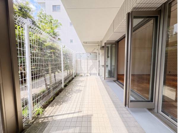 週末のブランチは、光の差し込むテラスで！