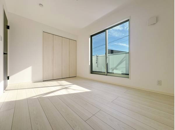 射し込む陽光が室内に反射してより明るい印象を与えます