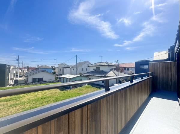 洗濯物がふかふかに乾く陽当たり良好なワイドバルコニー