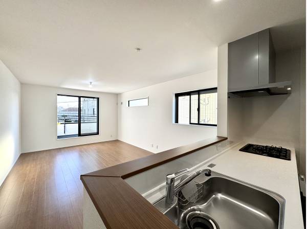 リビングを見渡すキッチン